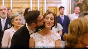 beso de recién casados en la parroquia San Juan de la Ribera. Valencia